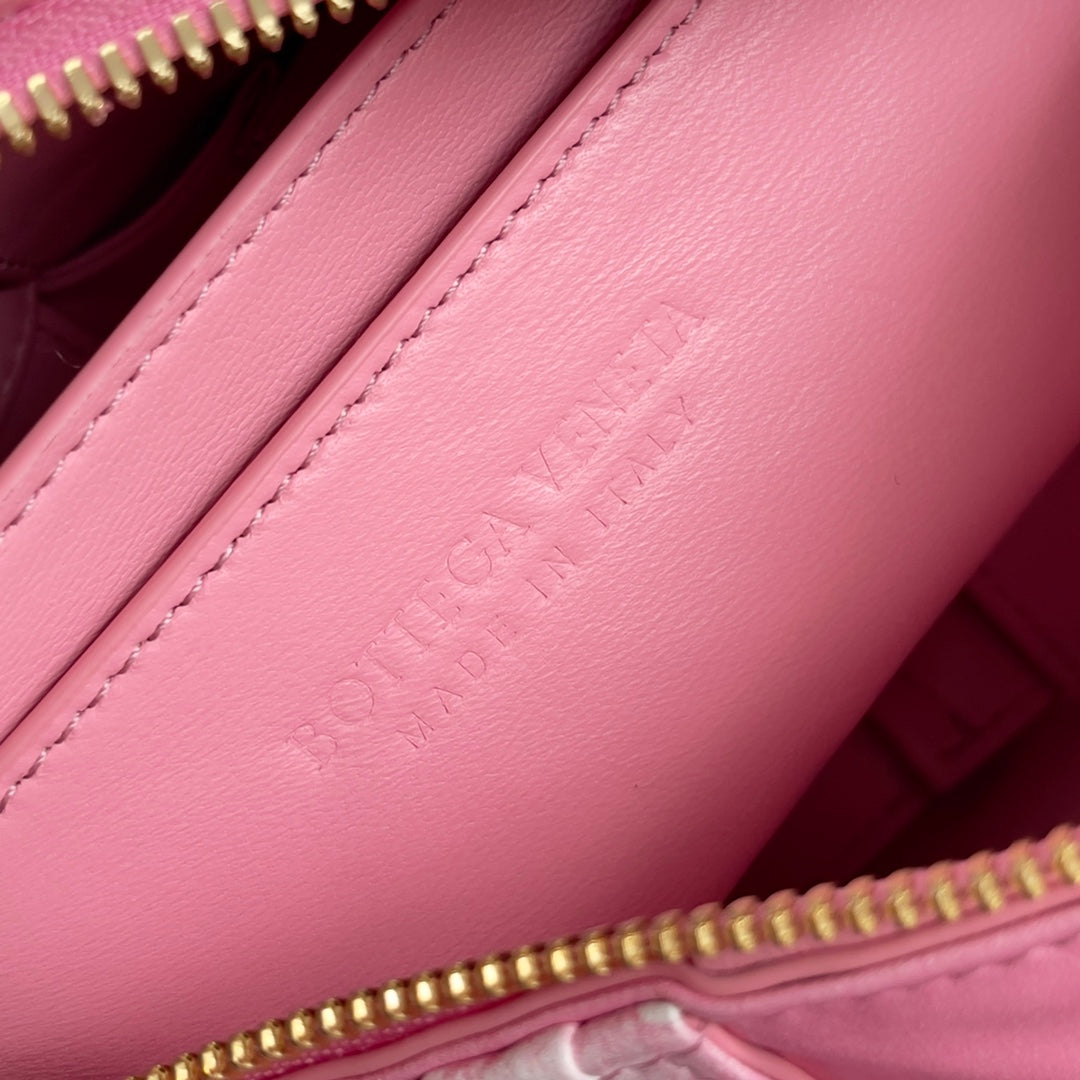 Bottega Veneta Pink And White Tie Dye Woven Leather Shoulder Bag For Trendy Fashionistas BV73622
