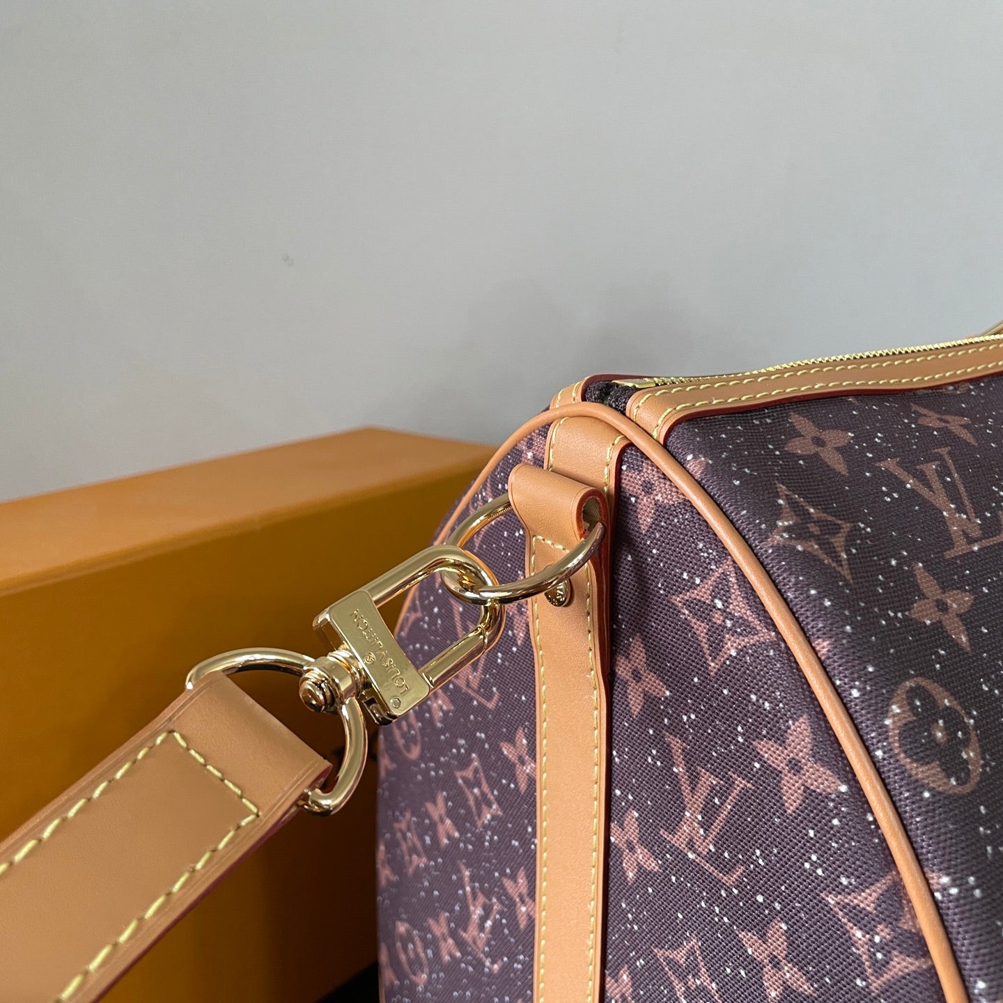 Stylish LV Keepall Bandoulière Bag With Monogram Canvas And Adjustable Strap