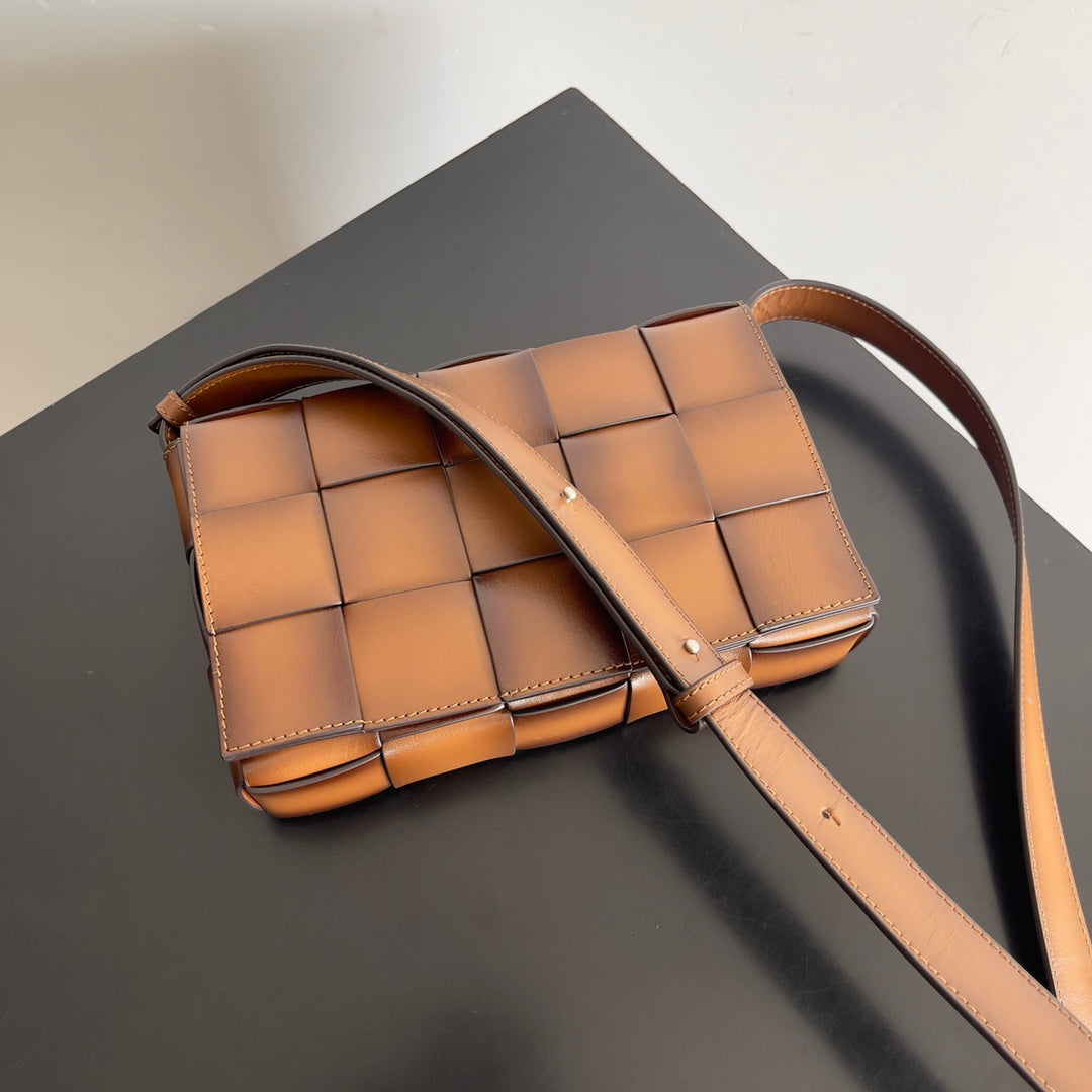 Bottega Veneta Classic Intrecciato Woven Leather Crossbody Bag for Timeless Elegance BV708768