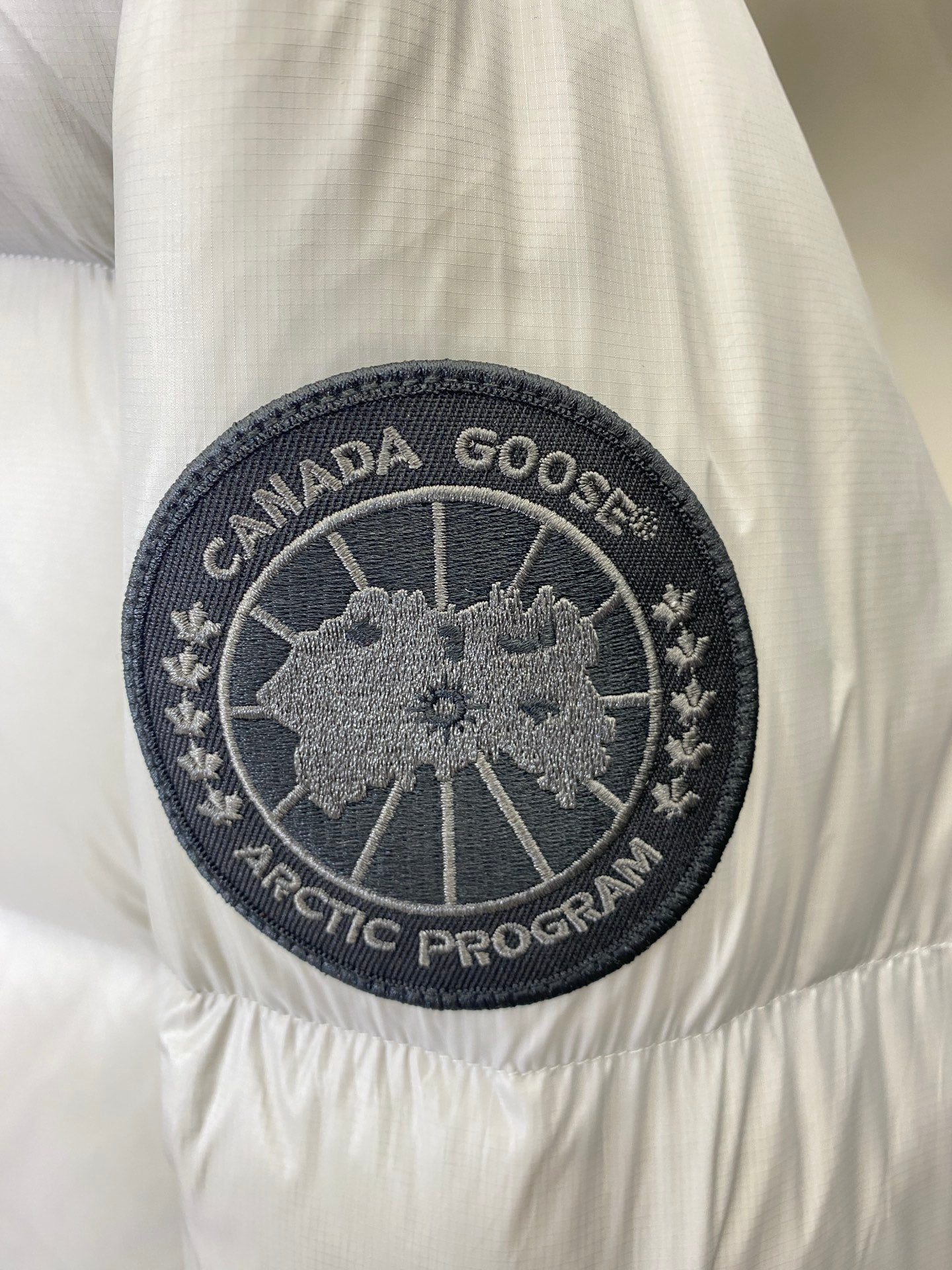 Light Gray Canada Goose Crofton Puffer Jacket For Winter Warmth And Style