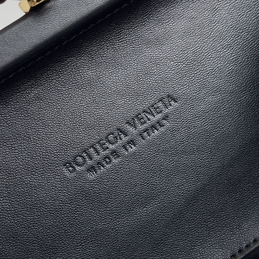 Exquisite Bottega Veneta Woven Leather Clutch With Gold Knot Accent For Luxury Occasions BV717622