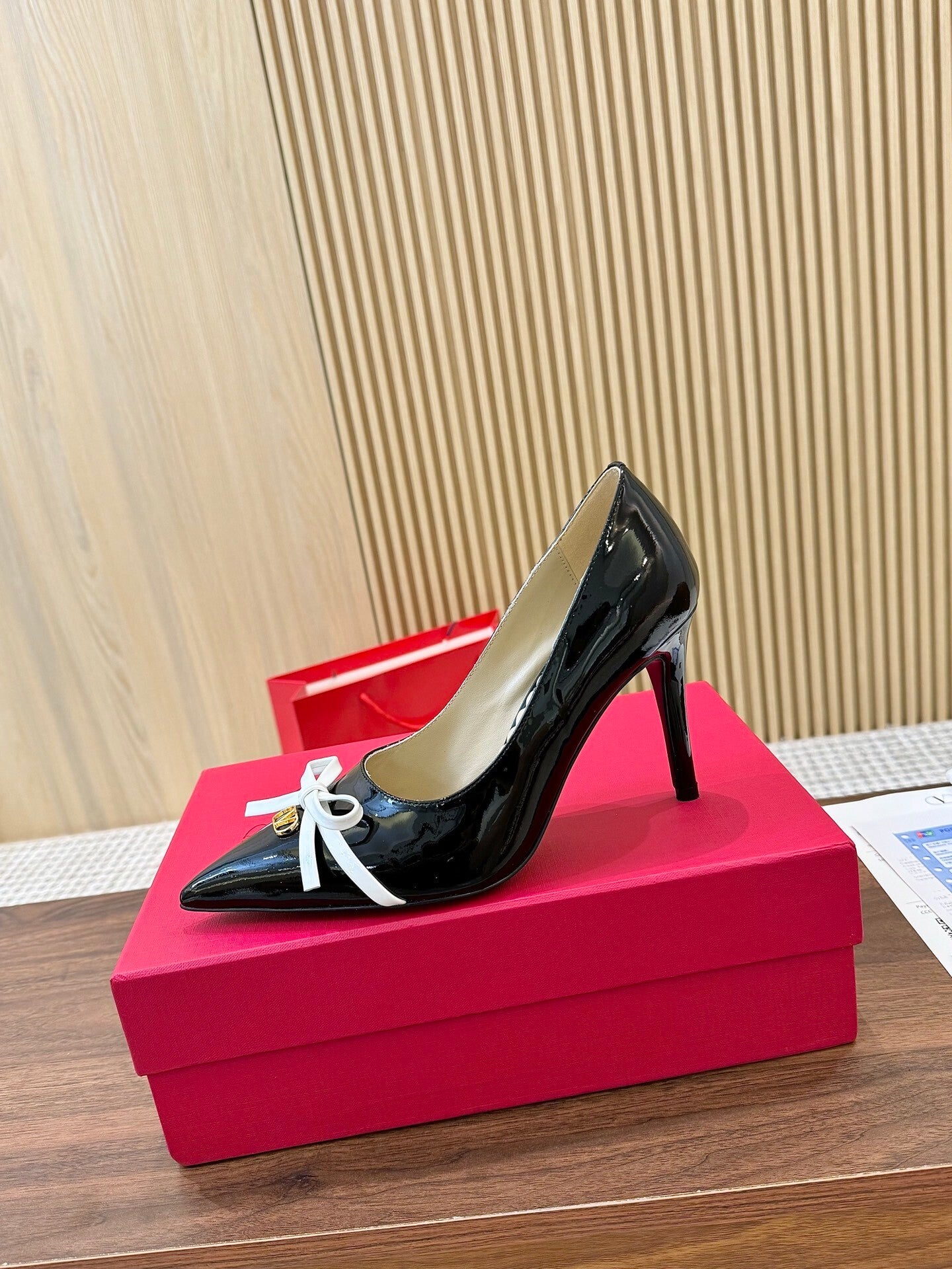 Valentino Women's Pointed Toe Bow High Heels Luxury Patent Leather Pumps