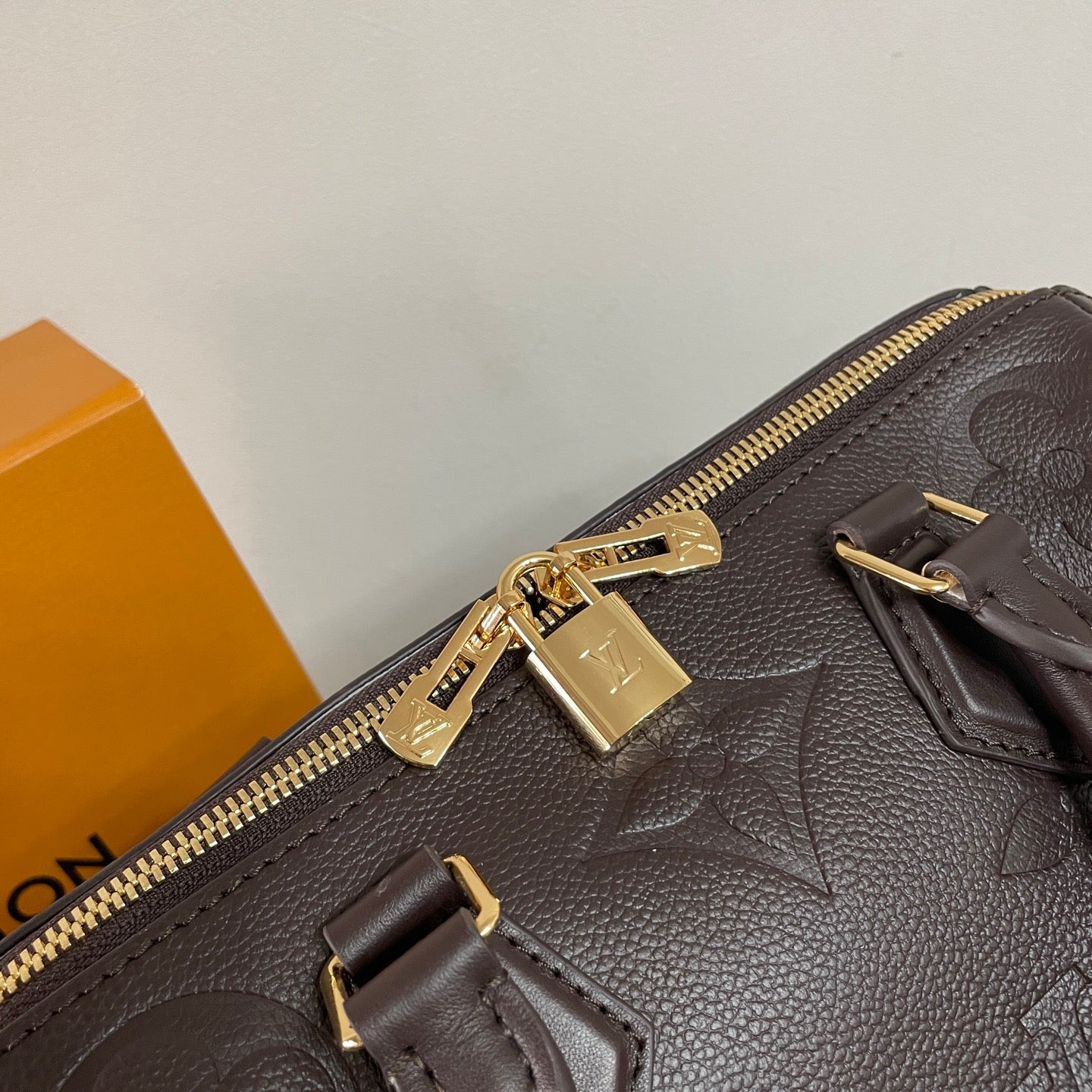 Luxury Louis Vuitton Speedy Bandoulière 25 Bag in Embossed Leather for Fashion Lovers
