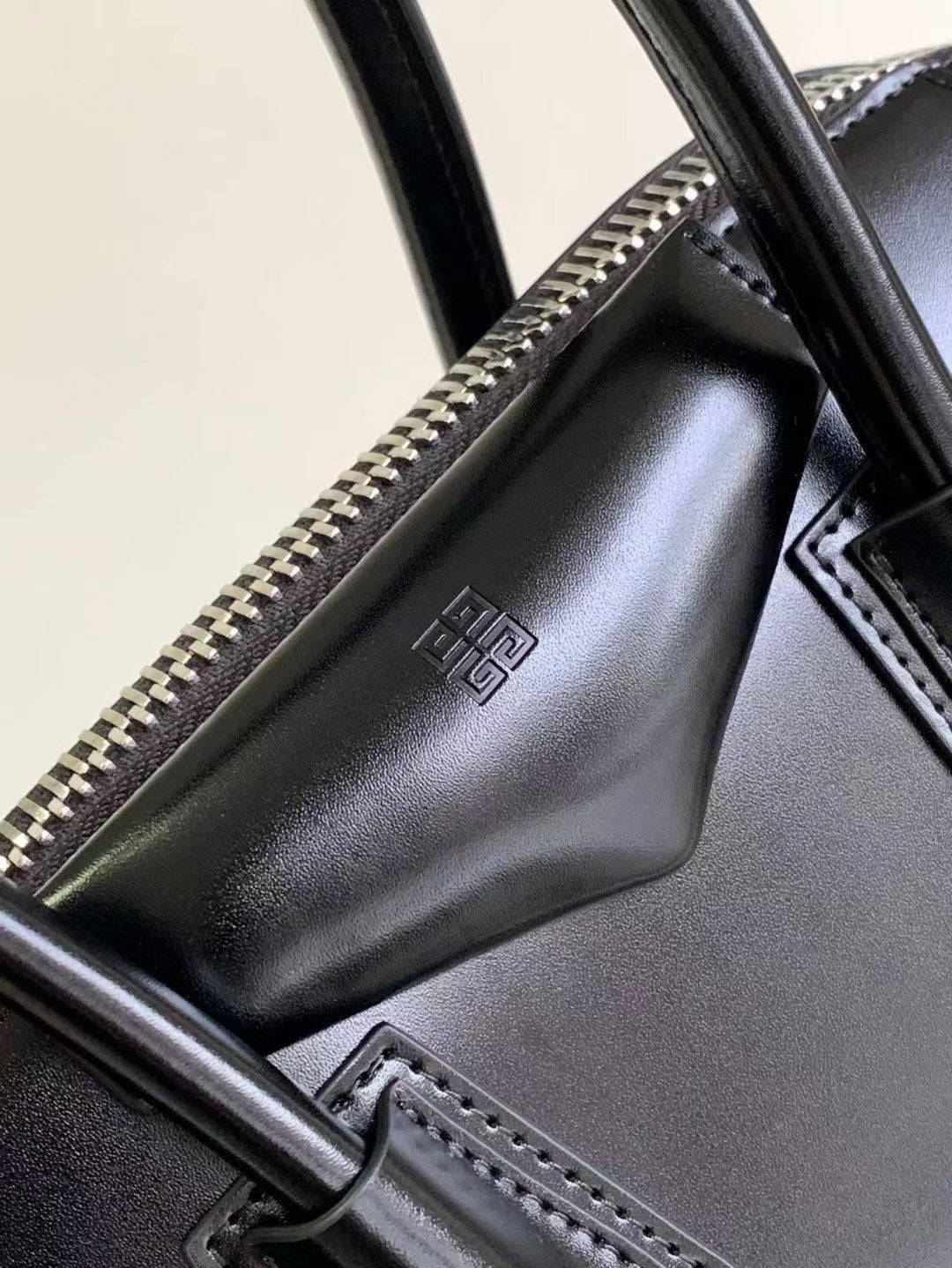 Givenchy Black Leather Antigona Handbag With Logo Embossing 9981