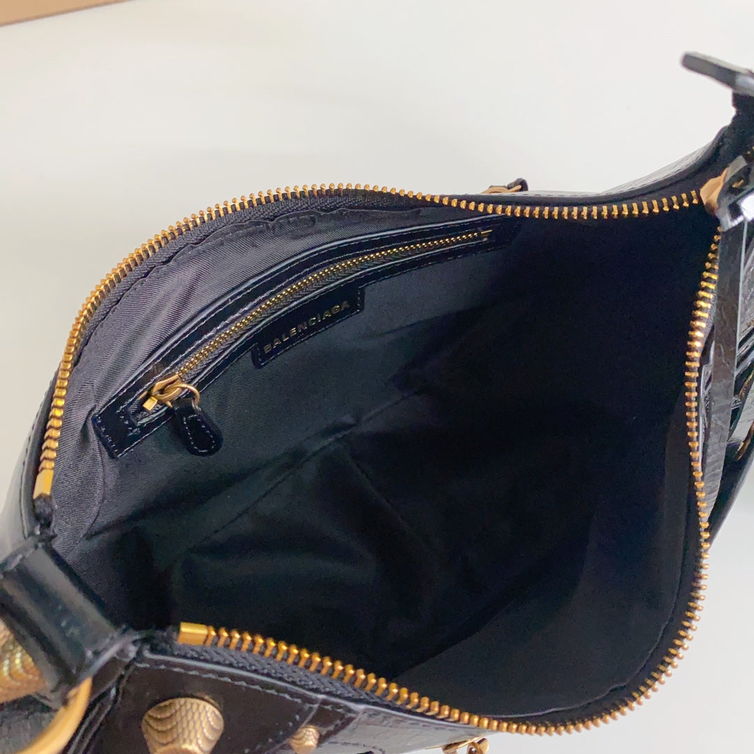 Balenciaga Le Cagole Hobo Bag With Gold Hardware And Heart - Shaped Pouch For Edgy Style Style No.3316