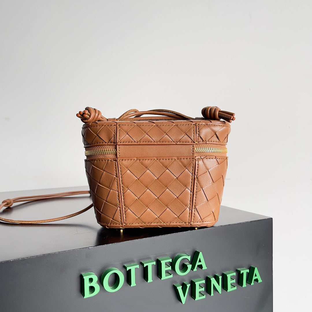 Chic Bottega Veneta Intrecciato Leather Crossbody Bag for Timeless Fashion Statements BV743551