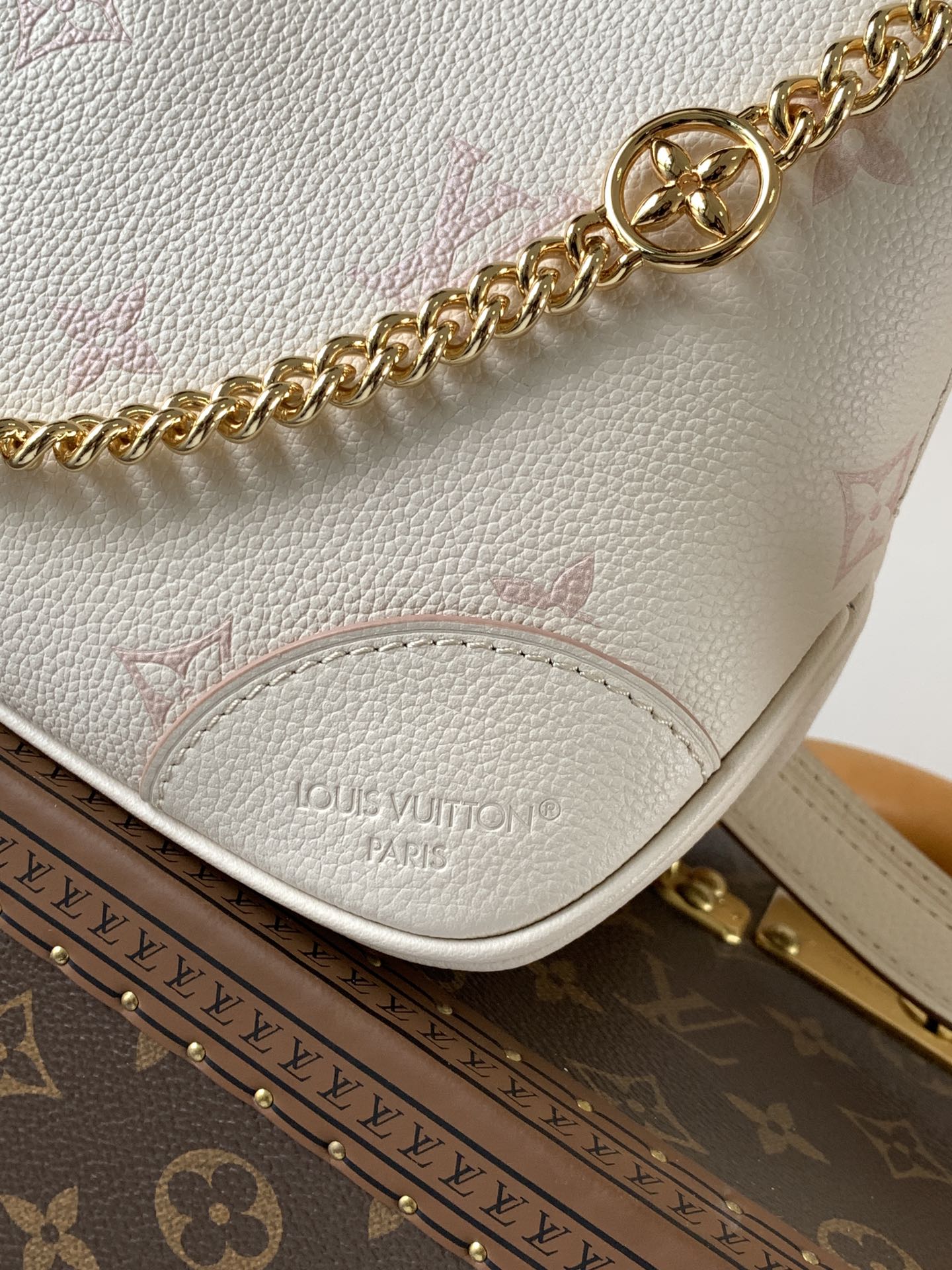 Elegant Louis Vuitton White Hobo Bag With Gold Chain And Monogram Patterns