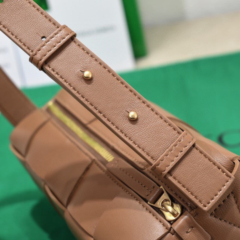 Elegant Bottega Veneta Woven Leather Shoulder Bag For Timeless Fashion Statements Product Code:9305