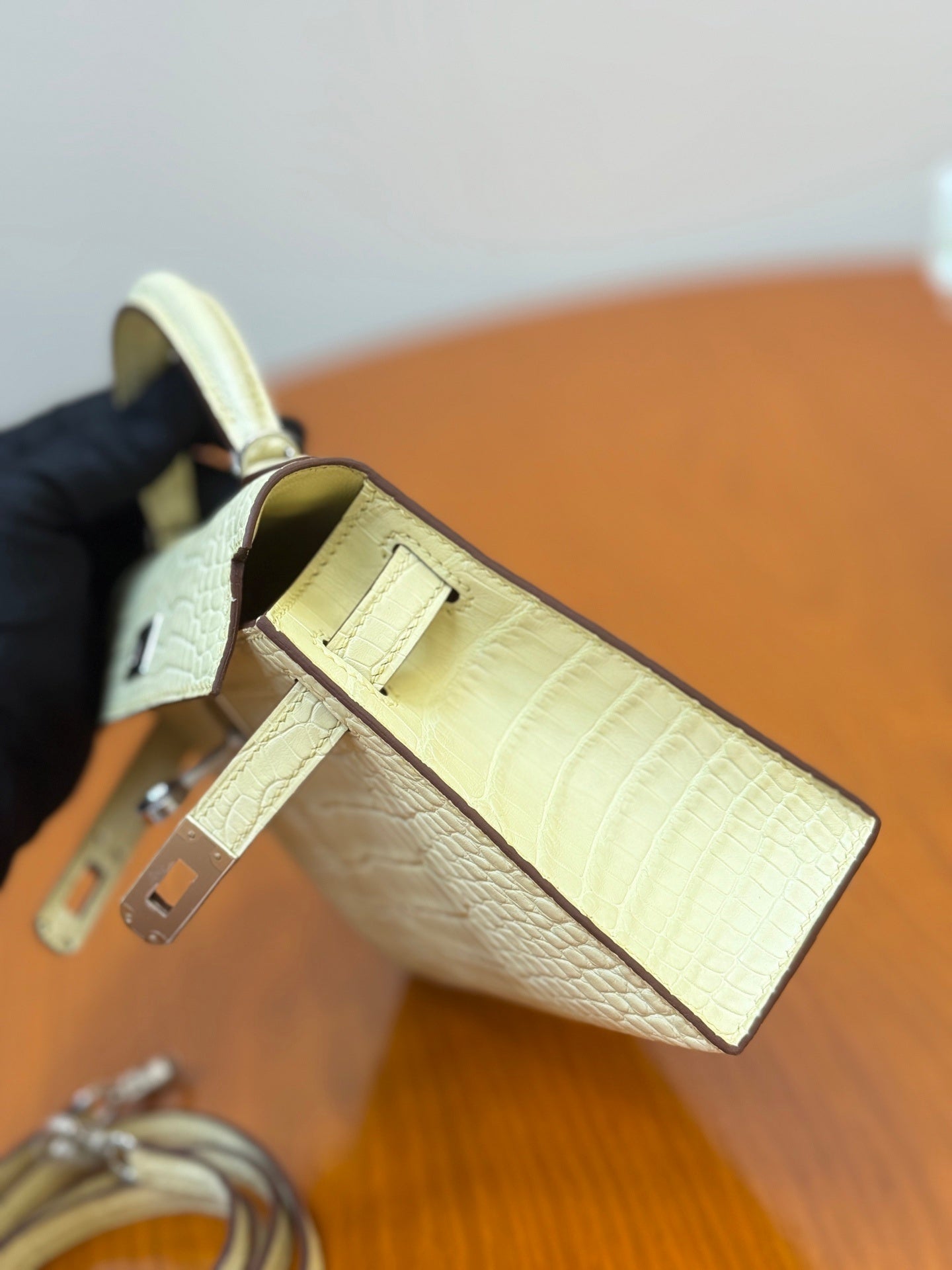 Elegant Hermès Kelly Bag in Cream Crocodile Leather with Strap 1920