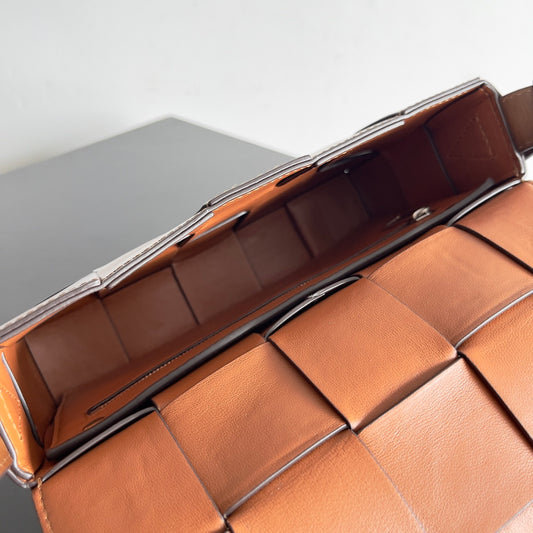 Bottega Veneta Classic Intrecciato Woven Leather Crossbody Bag for Timeless Elegance BV708768