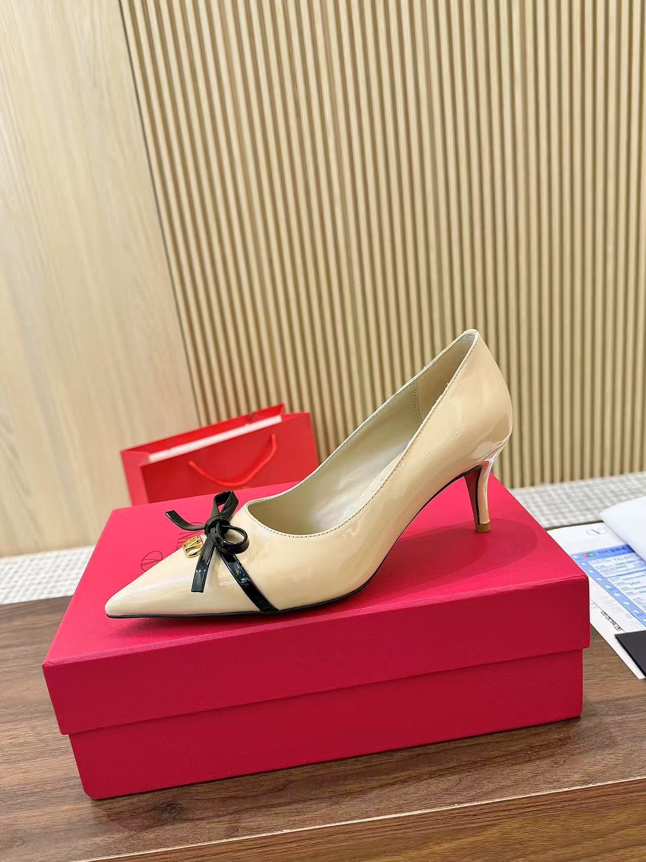 Valentino Women's Pointed Toe Bow High Heels Luxury Patent Leather Pumps