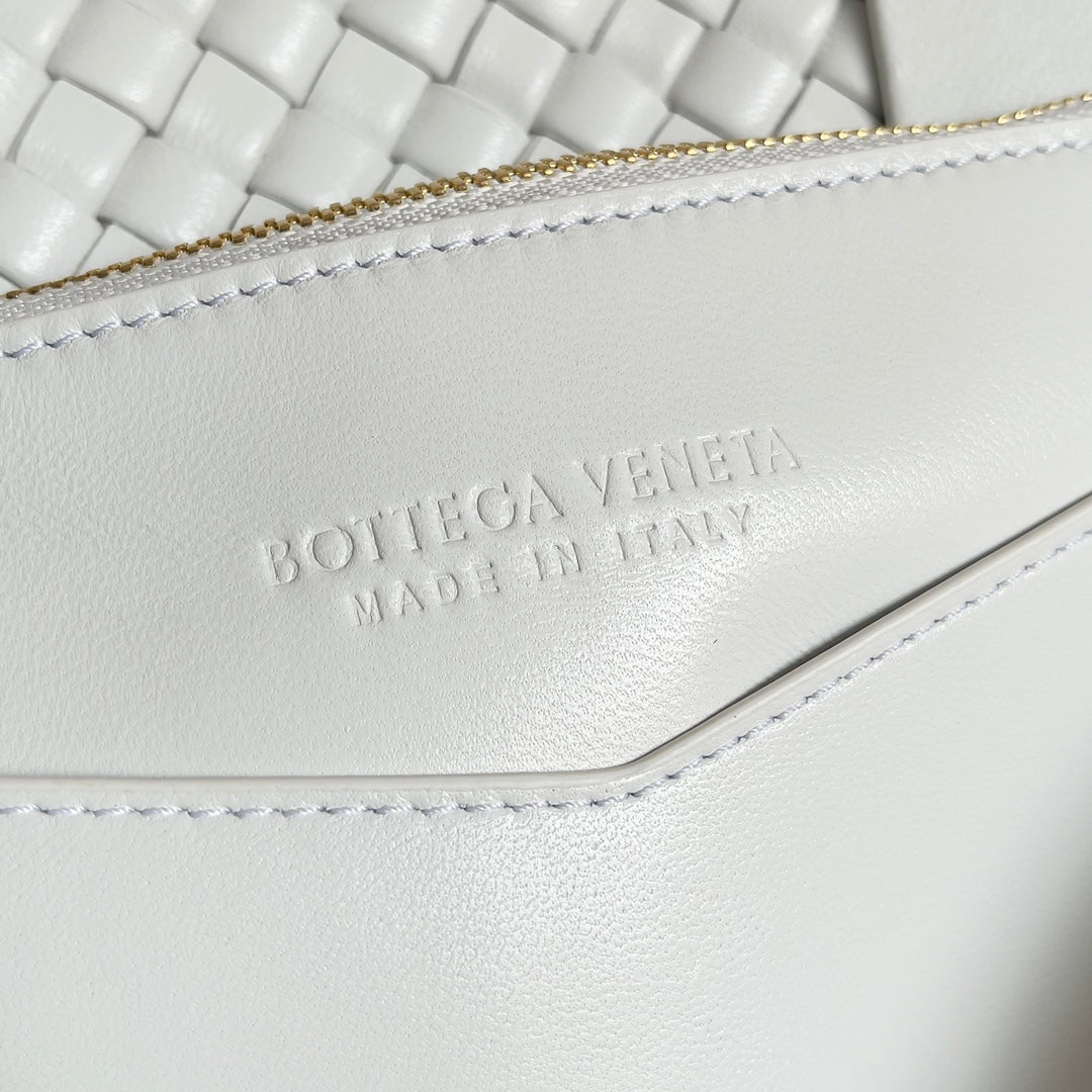Bottega Veneta White Woven Leather Handbag Elevate Style With Timeless Craftsmanship And Chic Design BV709420