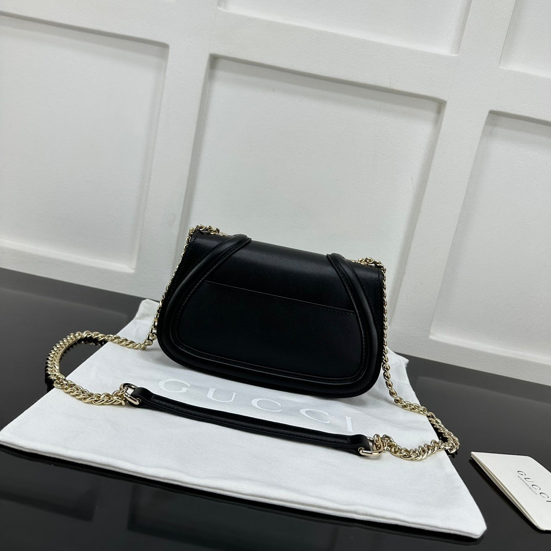 Gucci Black Leather Shoulder Bag With Silver Tone Interlocking G Logo And Chain Strap 815711