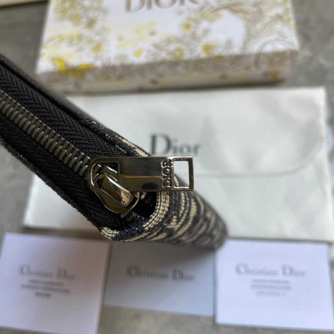 Fashionable Dior Long Wallet With Signature Monogram And Contrast Leather Design 2ADBC315YKS_H05E