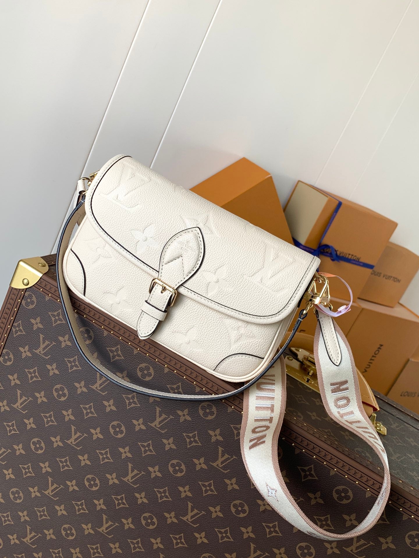 Stylish Louis Vuitton Handbag with Monogram Print and Adjustable Strap for Fashion Enthusiasts