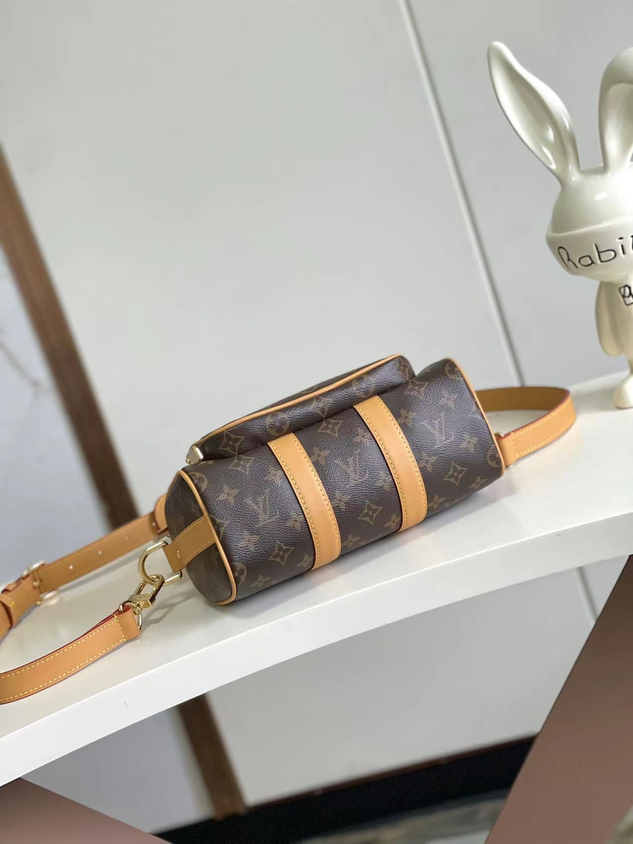 Stylish Louis Vuitton Speedy Bandoulière Bag with Monogram Canvas and Leather Trim