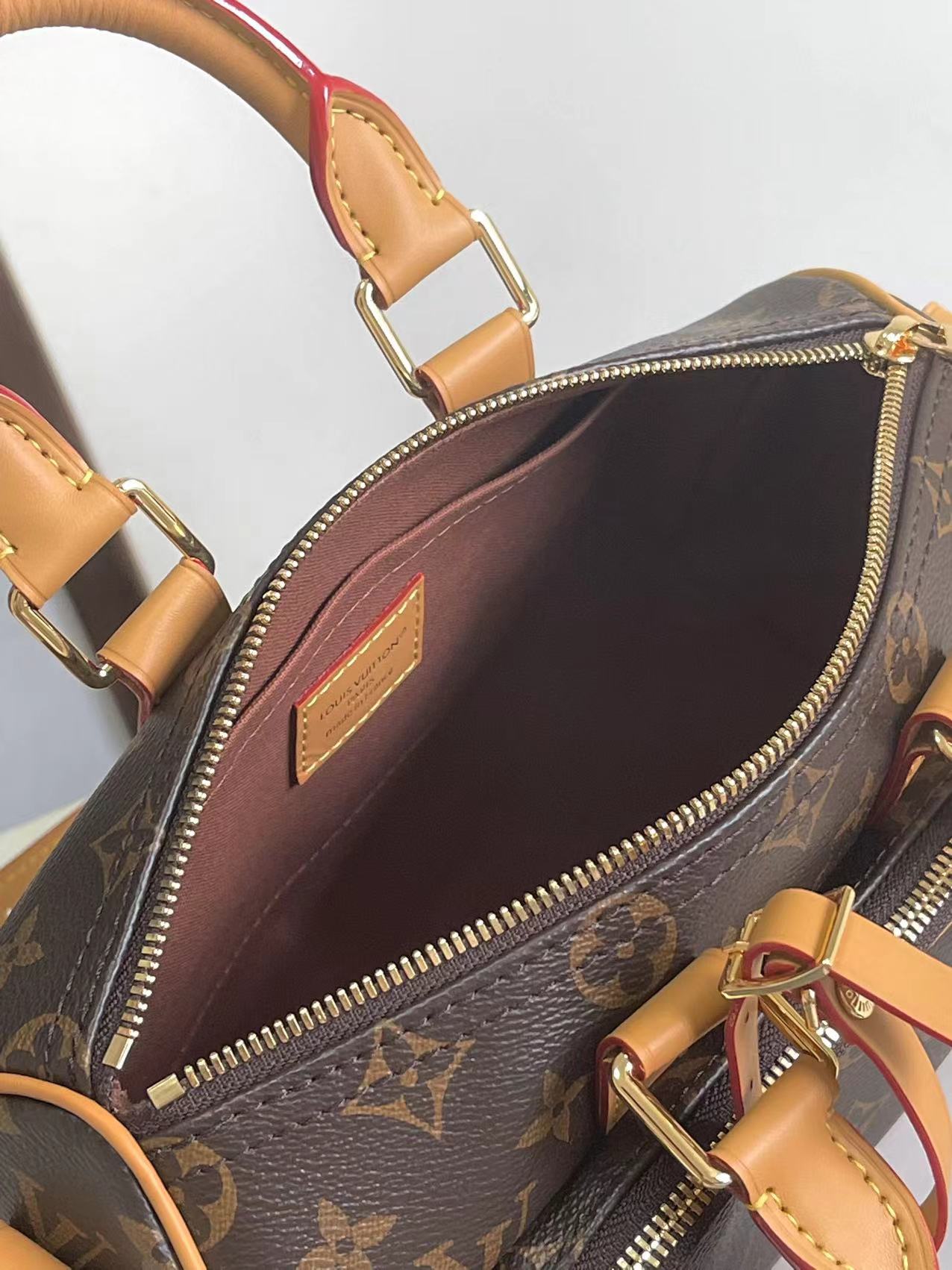 Stylish Louis Vuitton Speedy Bandoulière Bag with Monogram Canvas and Leather Trim
