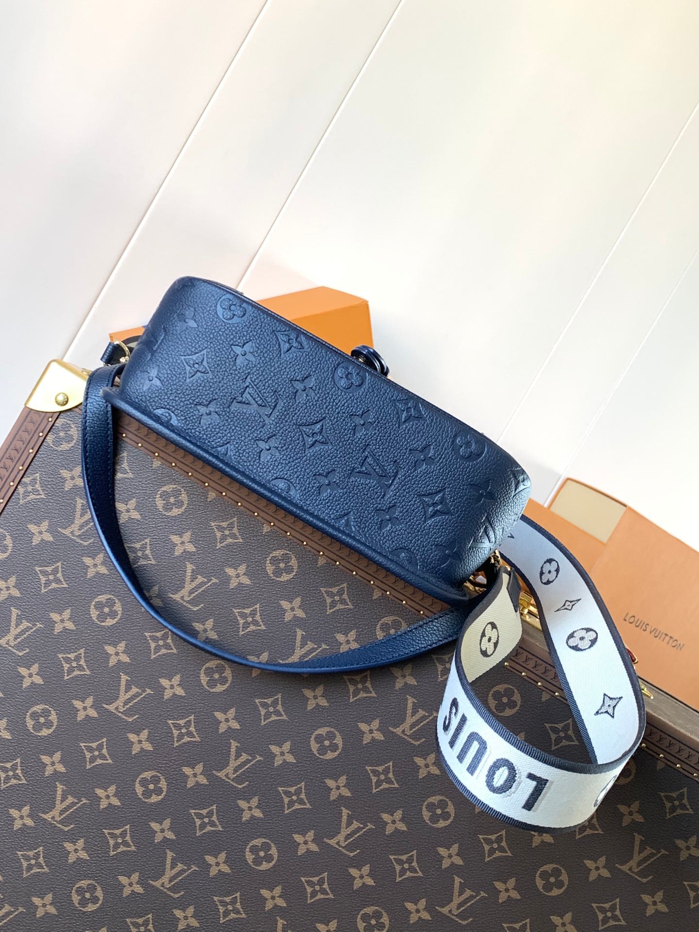 Stylish Louis Vuitton Handbag with Monogram Print and Adjustable Strap for Fashion Enthusiasts
