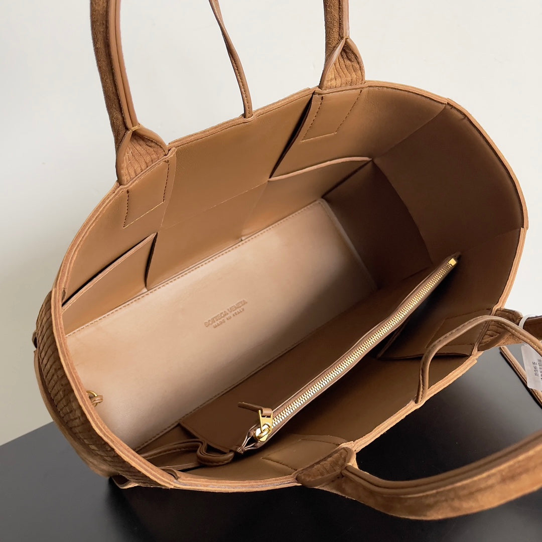 Stylish Bottega Veneta Handbag Crafted With Exquisite Woven Texture For Fashion Lovers BV757822