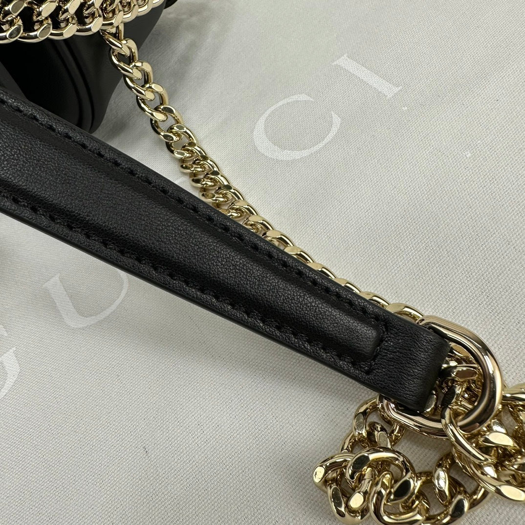 Gucci Black Leather Shoulder Bag With Silver Tone Interlocking G Logo And Chain Strap 815711