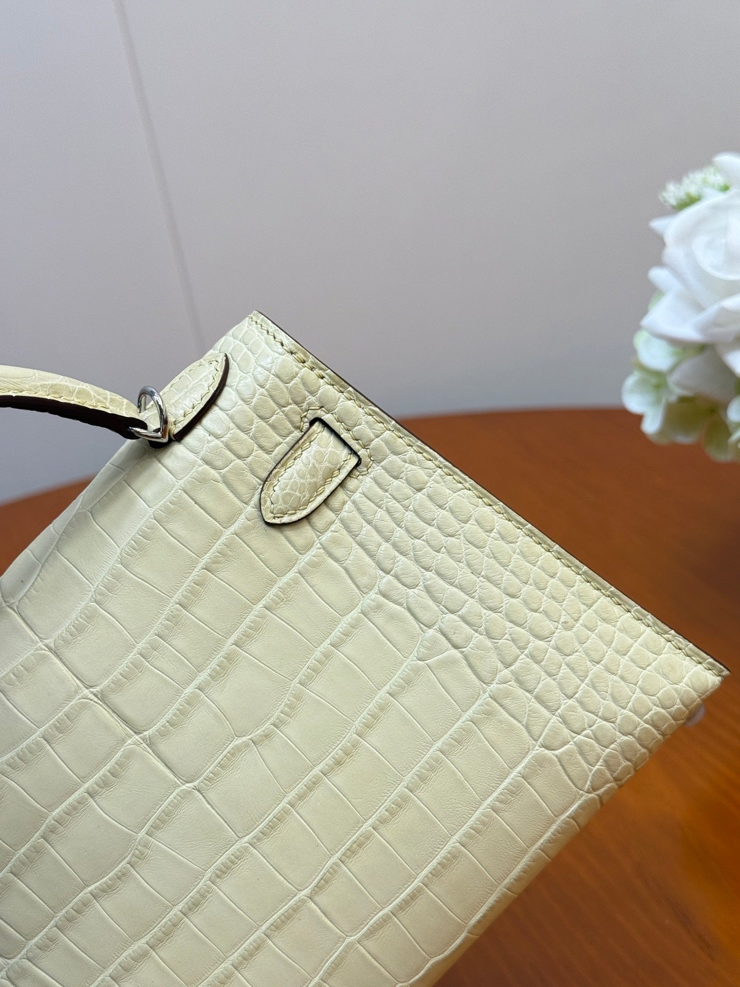 Elegant Hermès Kelly Bag in Cream Crocodile Leather with Strap 1920