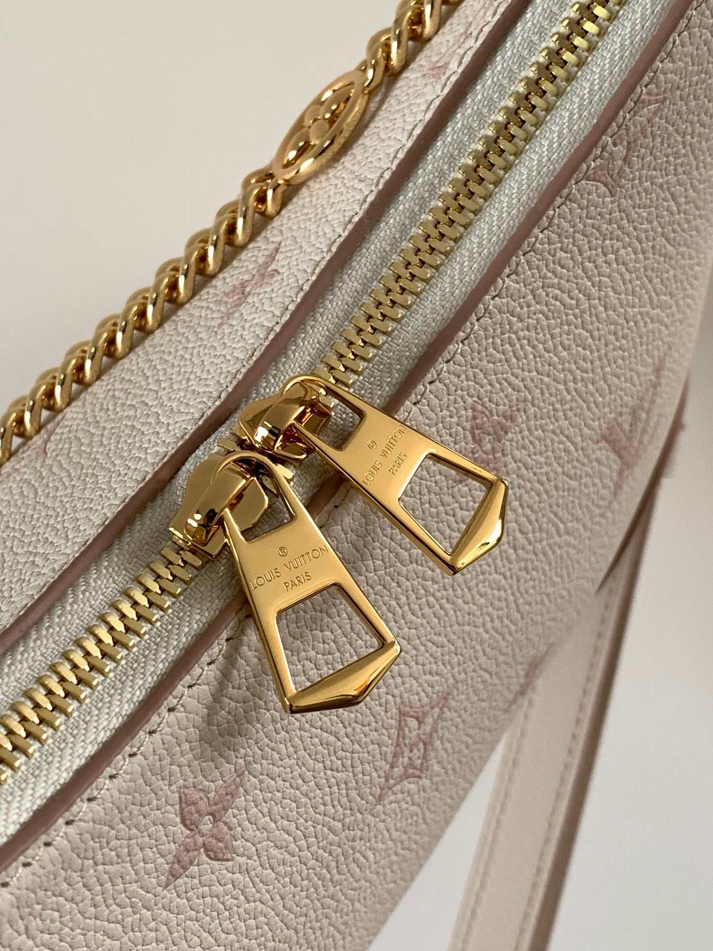 Elegant Louis Vuitton White Hobo Bag With Gold Chain And Monogram Patterns