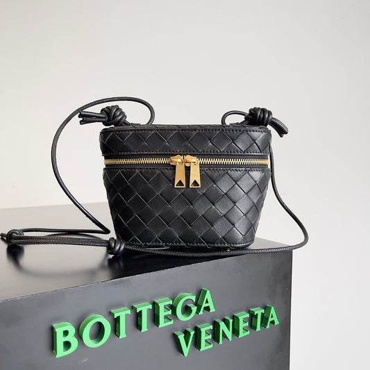 Chic Bottega Veneta Intrecciato Leather Crossbody Bag for Timeless Fashion Statements BV743551