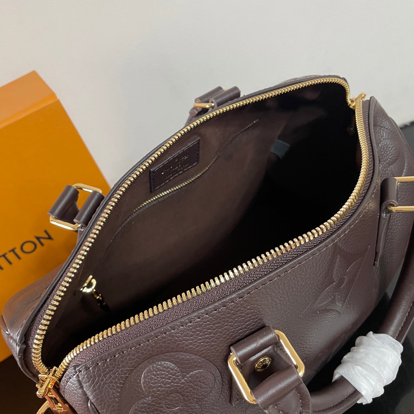 Luxury Louis Vuitton Speedy Bandoulière 25 Bag in Embossed Leather for Fashion Lovers