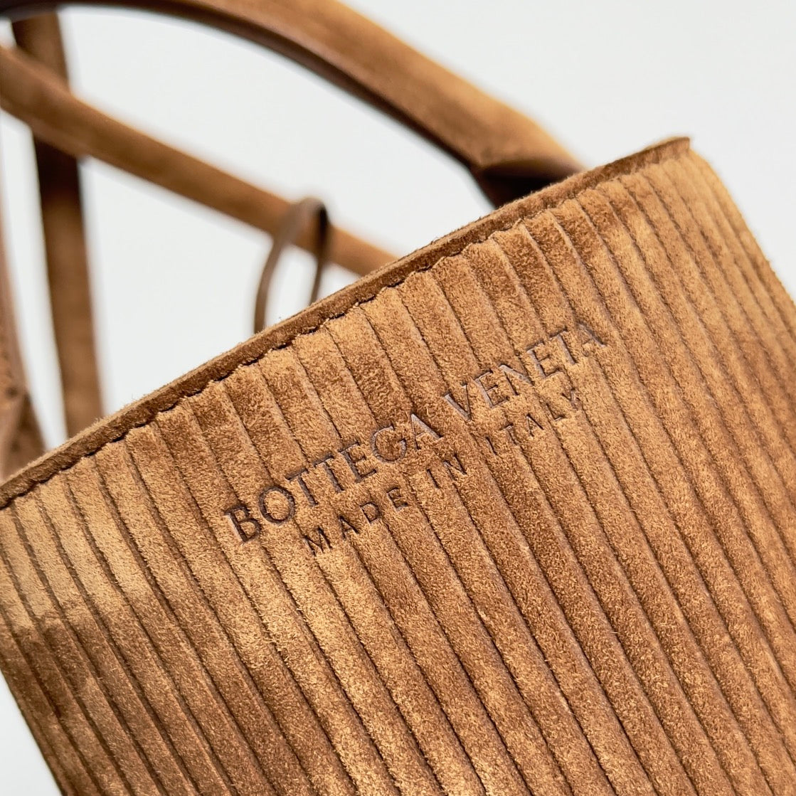 Stylish Bottega Veneta Handbag Crafted With Exquisite Woven Texture For Fashion Lovers BV757822