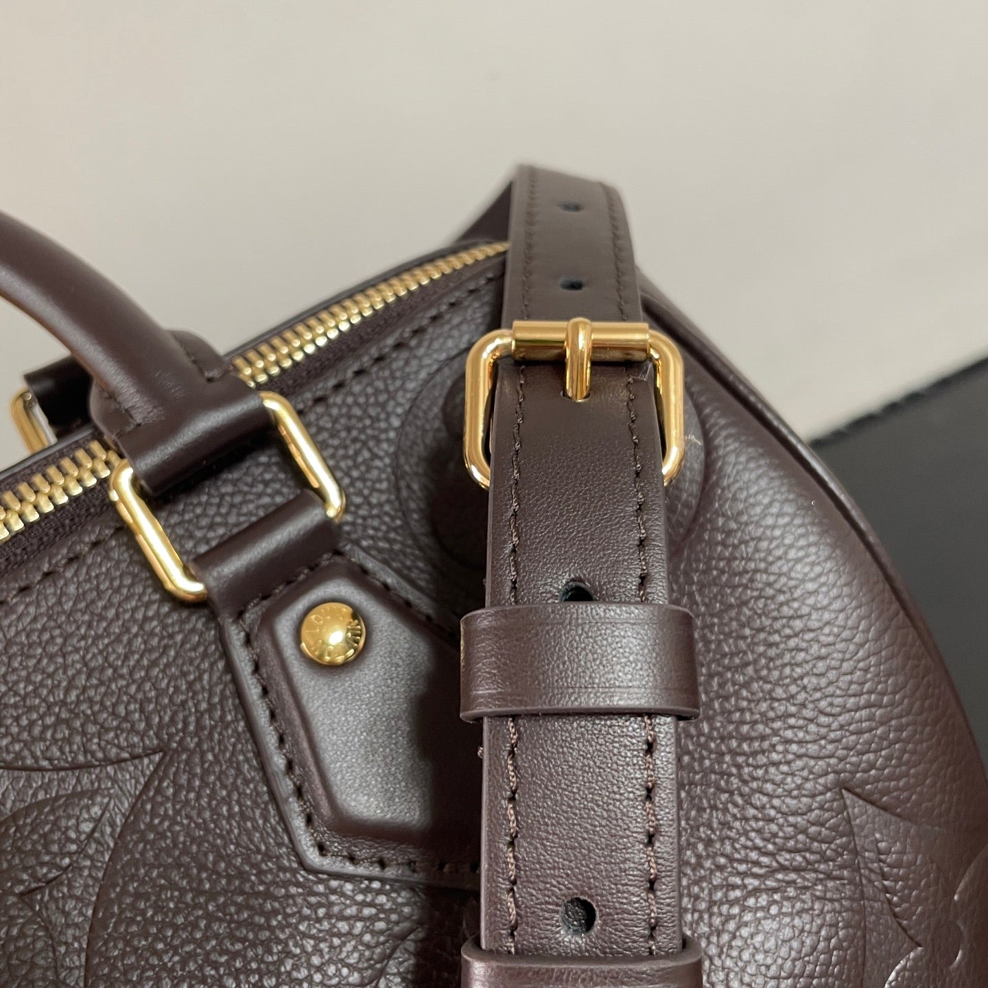 Luxury Louis Vuitton Speedy Bandoulière 25 Bag in Embossed Leather for Fashion Lovers