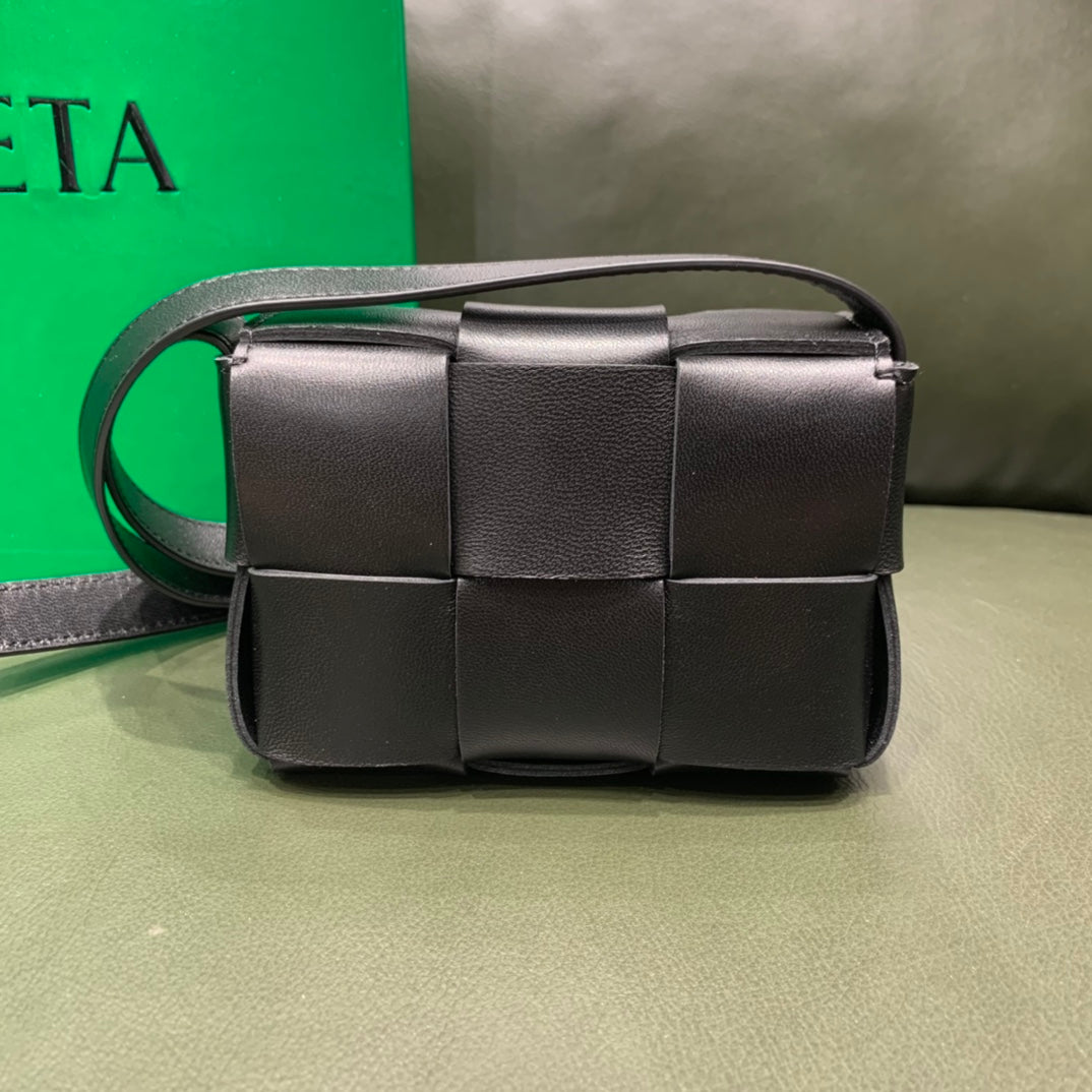 Bottega Veneta Cassette Bag White Leather Green Trim Intrecciato Weave Design Style No.6902