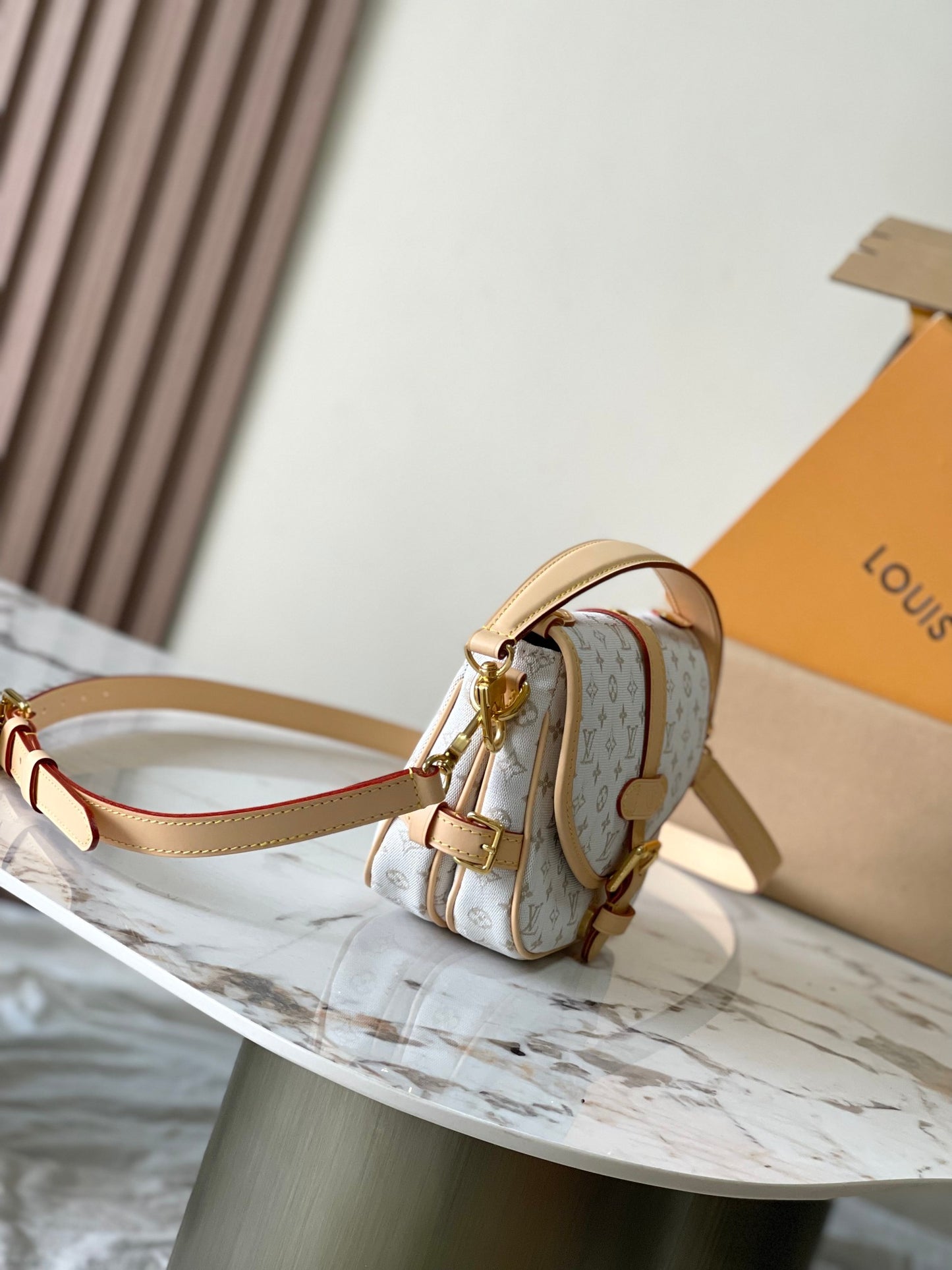 Stylish Louis Vuitton Handbag with Classic Monogram Pattern and Adjustable Strap