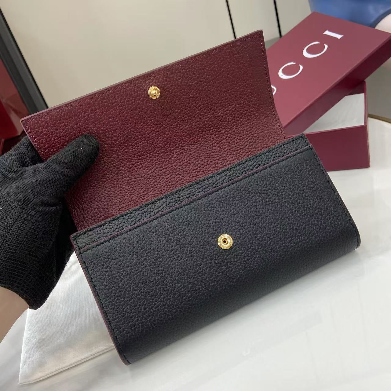 Luxury Black Gucci Long Wallet With Iconic Gold GG Logo And Pebbled Leather Finish 456116
