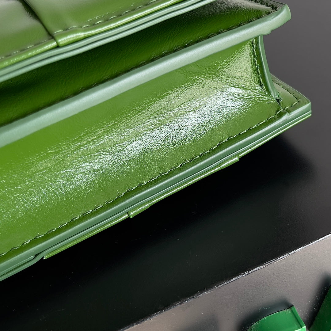Bottega Veneta Green Quilted Leather Crossbody Bag With Adjustable Strap For Stylish Outings BV731243
