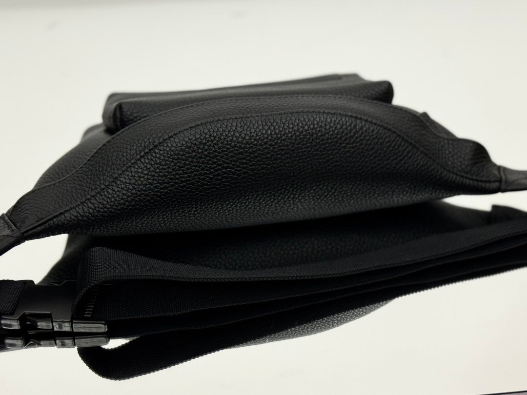 Black Balenciaga Waist Bag with Logo for Fashionable Daily Use Style No.406480