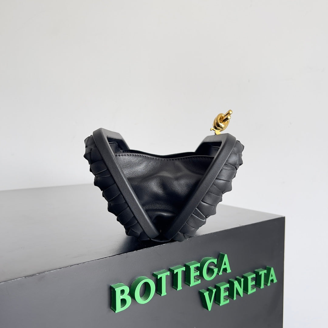 Exquisite Bottega Veneta Woven Leather Clutch With Gold Knot Accent For Luxury Occasions BV717622