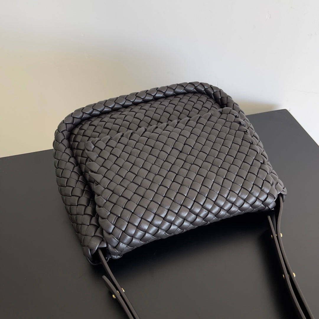 Bottega Veneta Woven Leather Crossbody Bag With Distinctive Pattern And Adjustable Strap Style No.709418