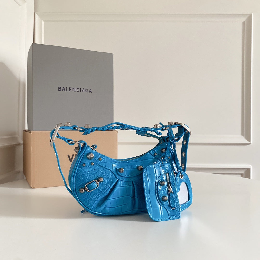 Balenciaga Le Cagole Hobo Bag With Gold Hardware And Heart - Shaped Pouch For Edgy Style Style No.3316