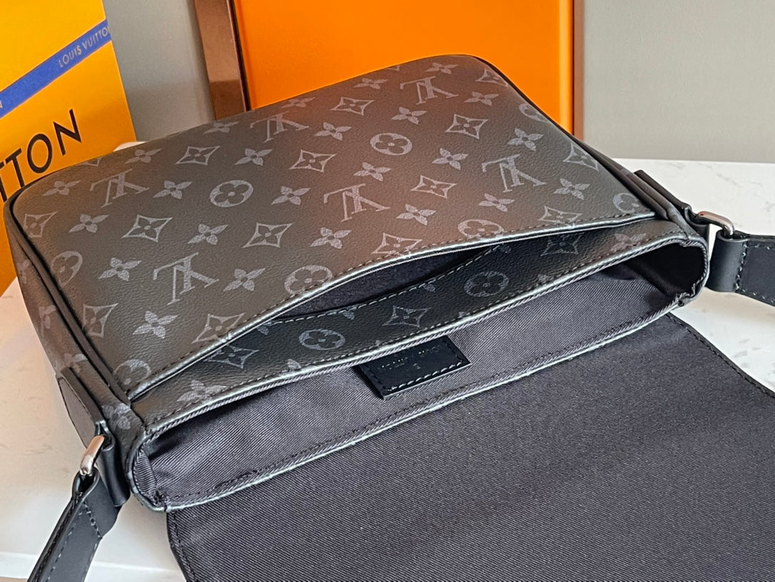 Chic Louis Vuitton Monogram Canvas Messenger Bag for Fashion - Forward Daily Looks M46255