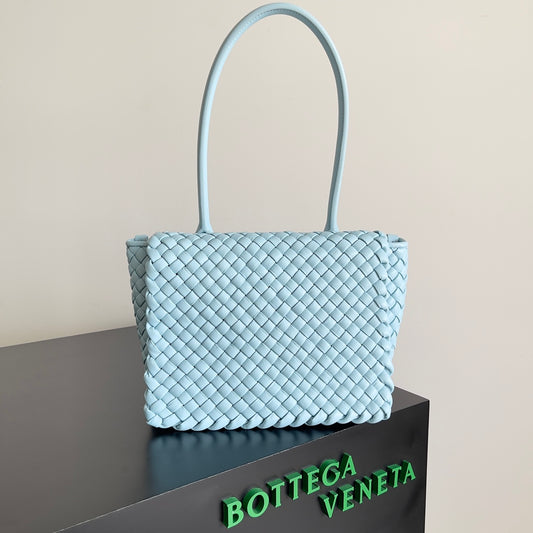 Bottega Veneta White Woven Leather Handbag Elevate Style With Timeless Craftsmanship And Chic Design BV709420