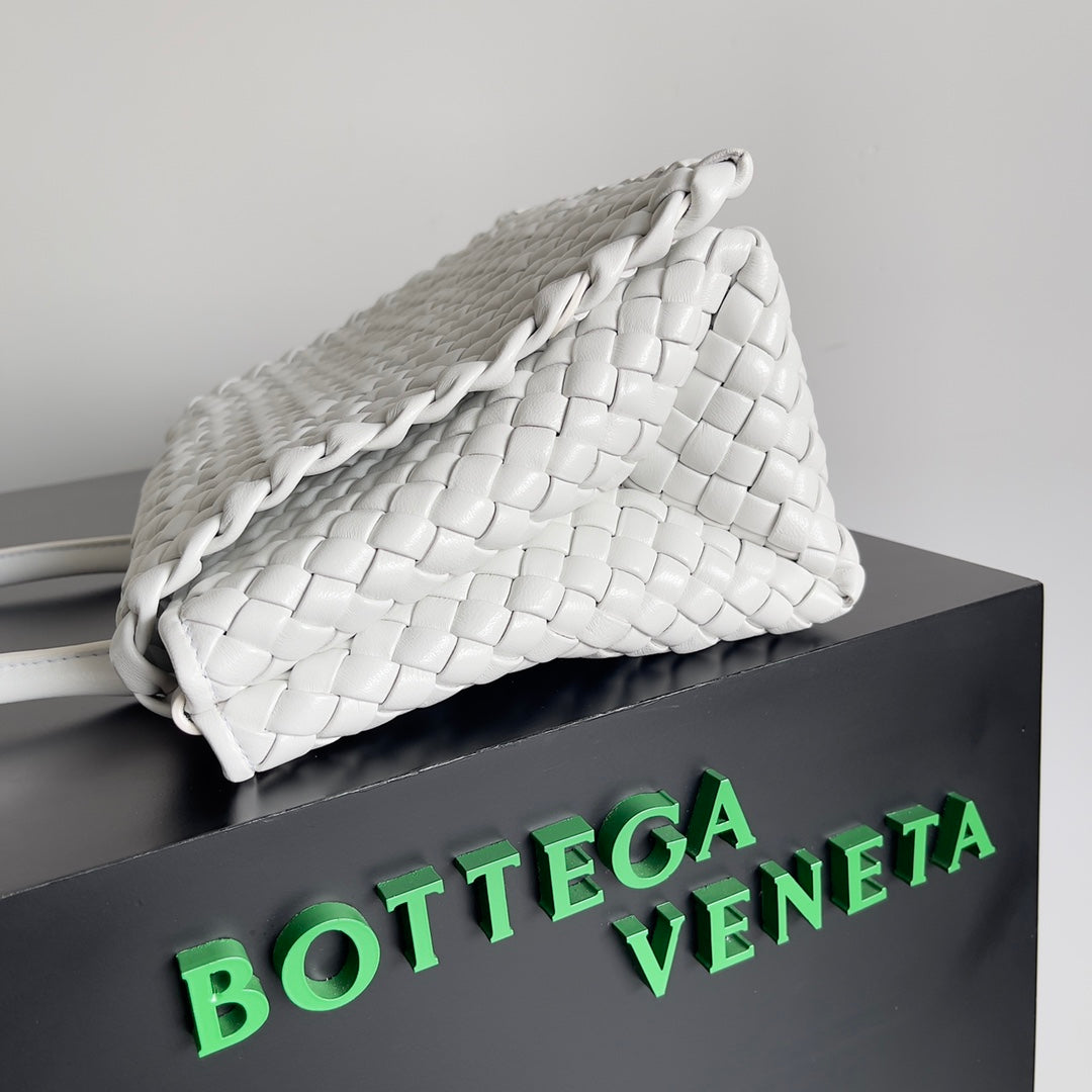 Bottega Veneta White Woven Leather Handbag Elevate Style With Timeless Craftsmanship And Chic Design BV709420