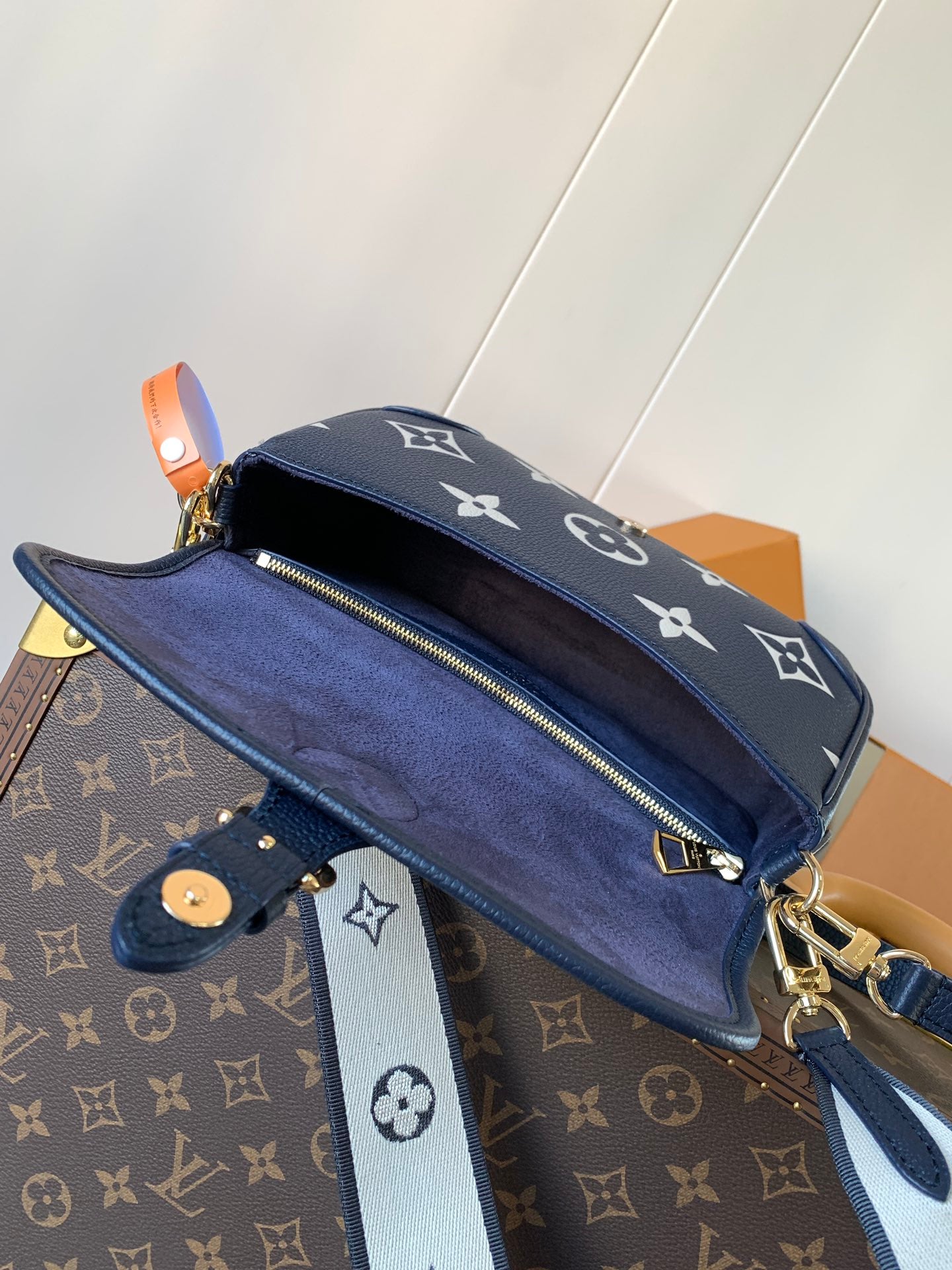 Stylish Louis Vuitton Handbag with Monogram Print and Adjustable Strap for Fashion Enthusiasts