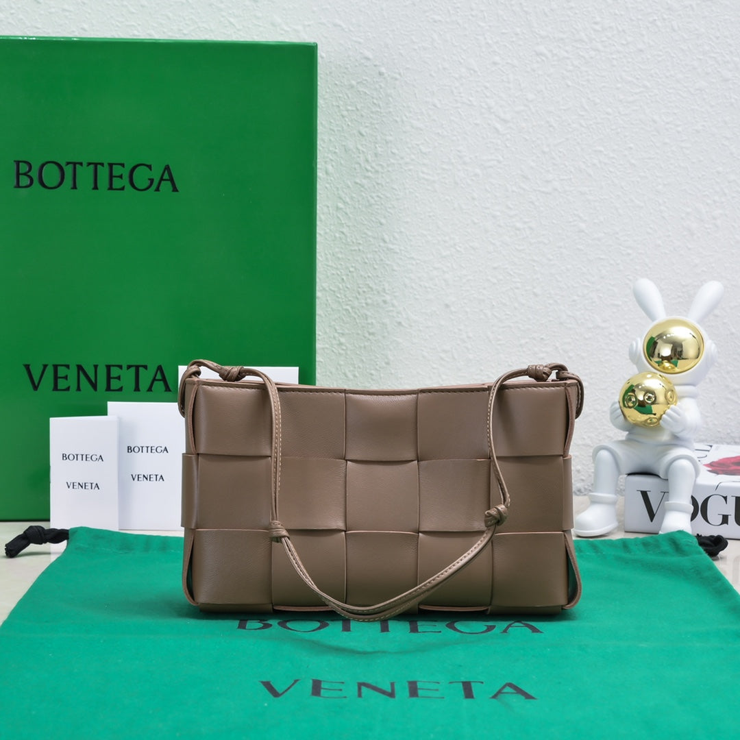 Stylish Bottega Veneta Woven Shoulder Bag Elevate Fashion With Timeless Design BV7741