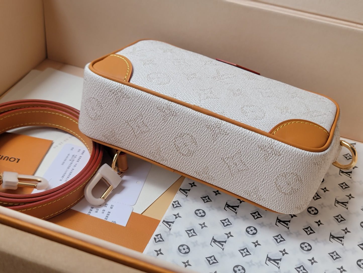 Elegant Louis Vuitton Crossbody Bag In White Monogram Canvas With Brown Trim