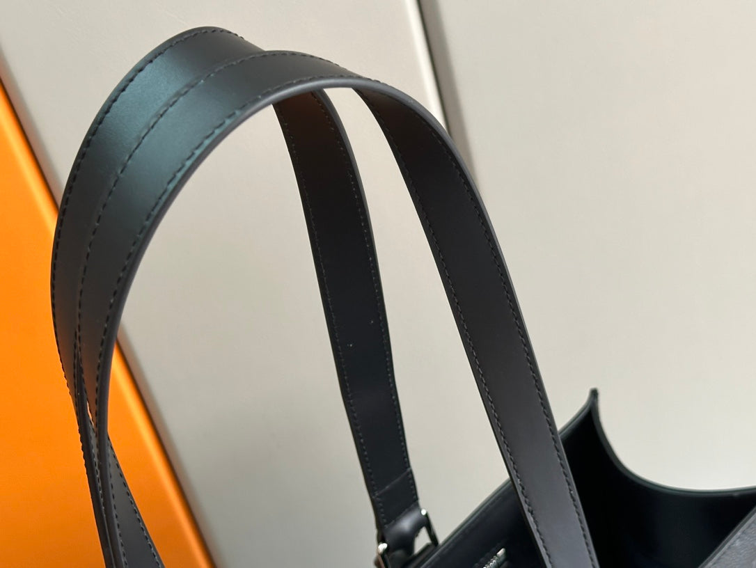 Stylish Louis Vuitton Monogram Canvas Tote Bag with Leather Accents for Luxury Lovers M47059