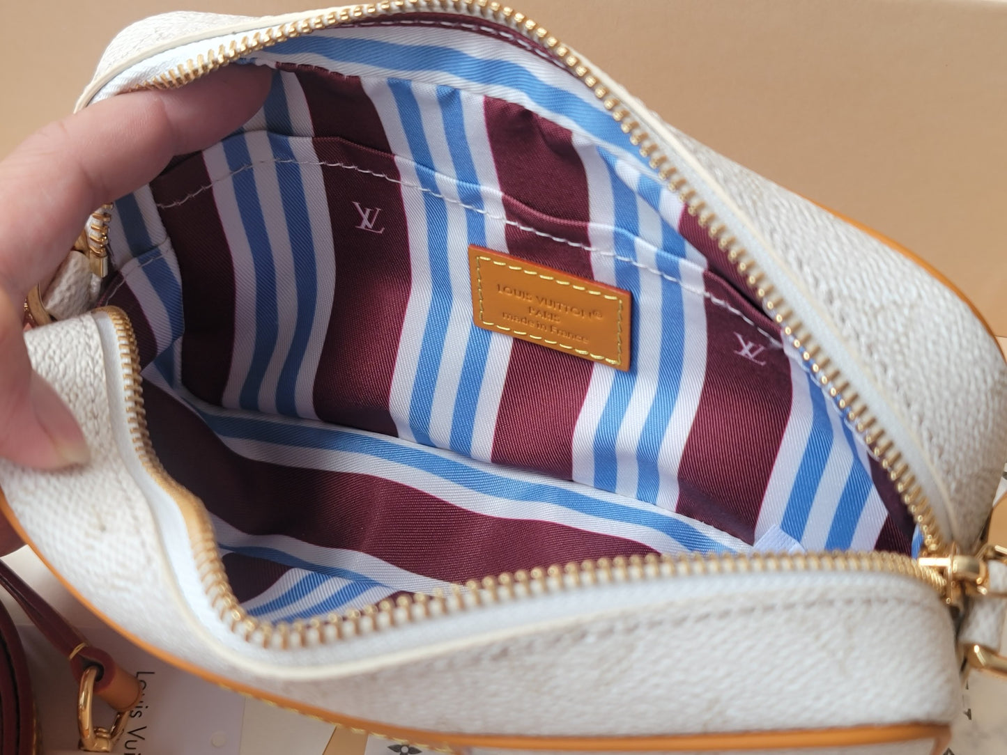 Elegant Louis Vuitton Crossbody Bag In White Monogram Canvas With Brown Trim