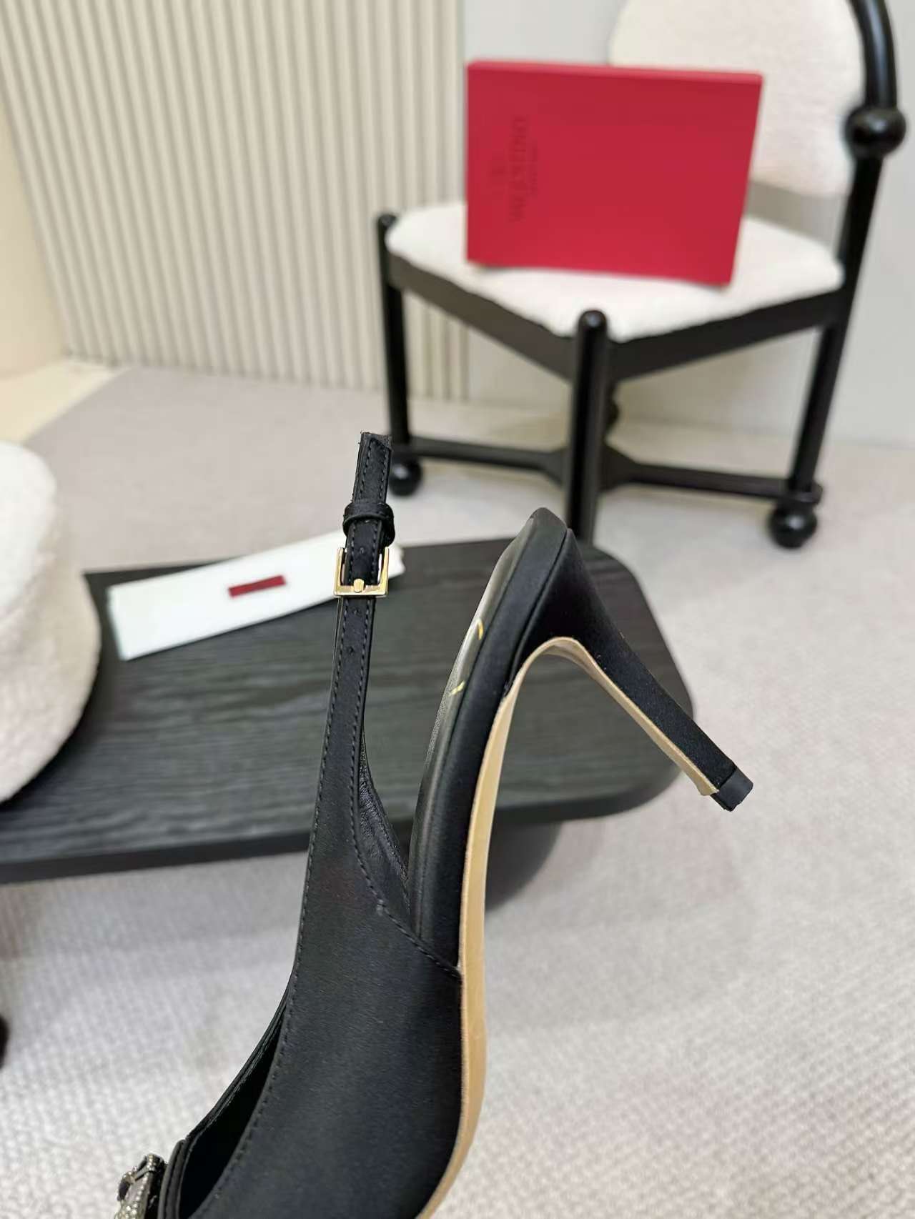 Valentino Women's Pointed Toe Bow High Heels Luxury Patent Leather Pumps