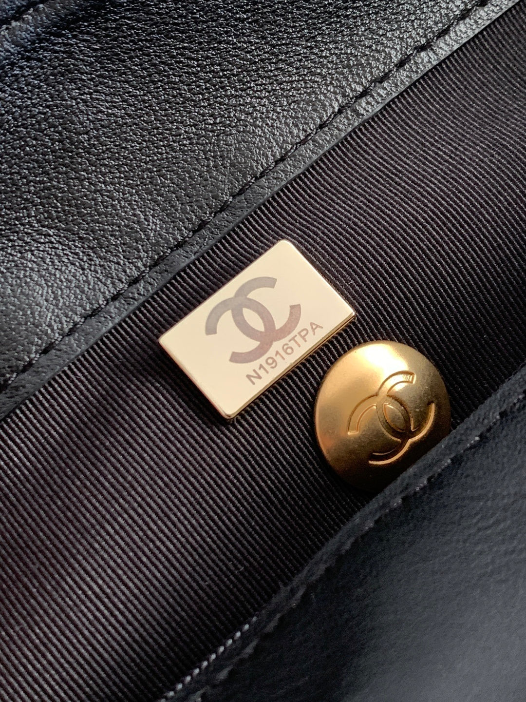 Chanel hobo Black Quilted Leather Handbag With Gold CC Logo And Chain Strap 5637