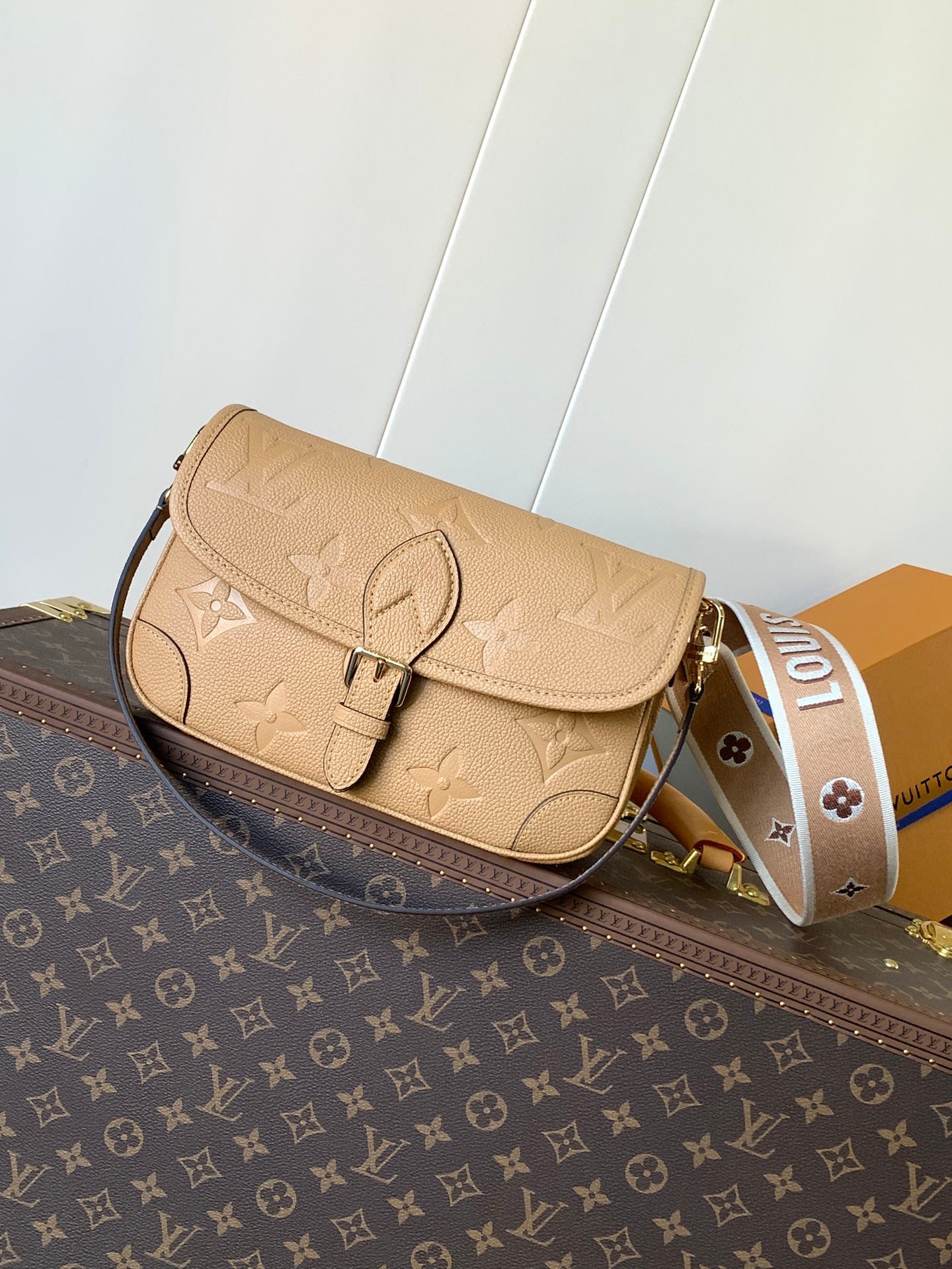 Stylish Louis Vuitton Handbag with Monogram Print and Adjustable Strap for Fashion Enthusiasts