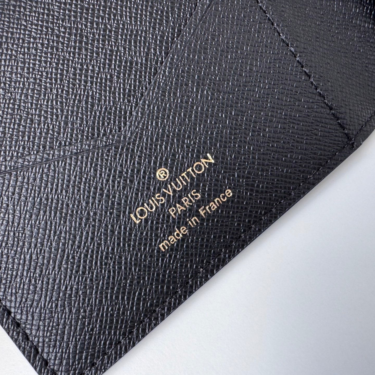 Classic Louis Vuitton Monogram Canvas Passport Holder for Travel and Style M26571